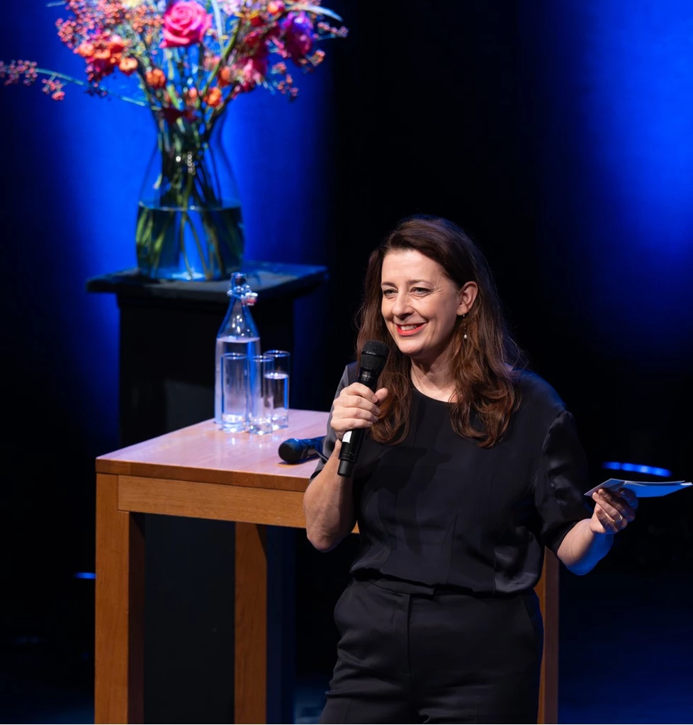 Viktorien van Hulst licht de subsidieregelingen op hoofdlijnen toe, in het Parktheater in Eindhoven. Foto: © Claudia Hansen