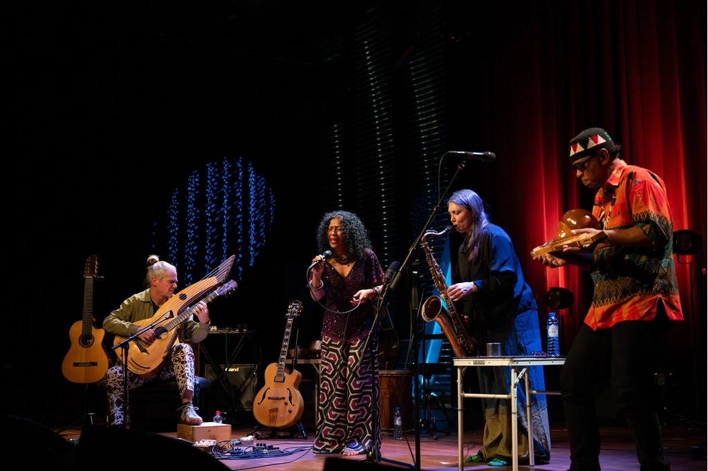 Monica Akihary met de bronzen wisselsculptuur \'John Coltrane\'. Foto: © Claudia Hansen